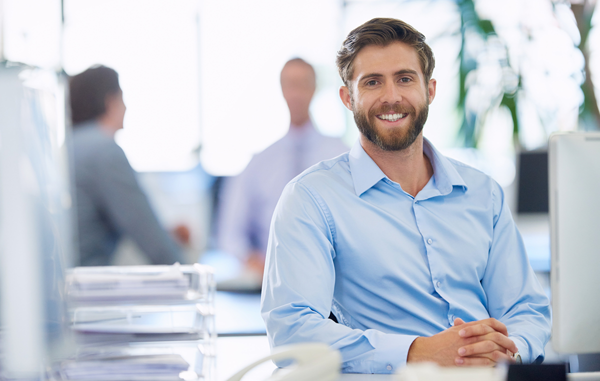 Business Mann arbeitet im Büro am Schreibtisch